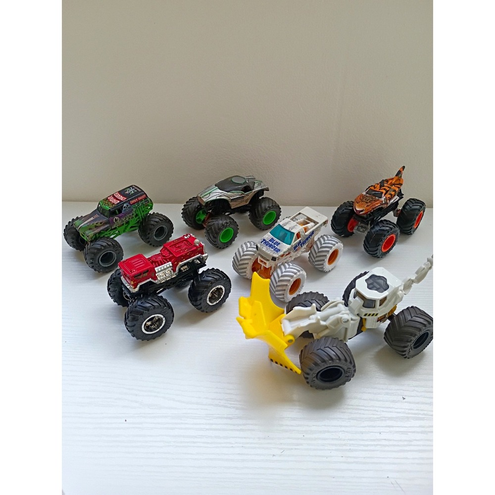 Lot of (6) Diecast 1:64 Monster Truck Grave Digger, Blue Thunder, Alien Invasion
